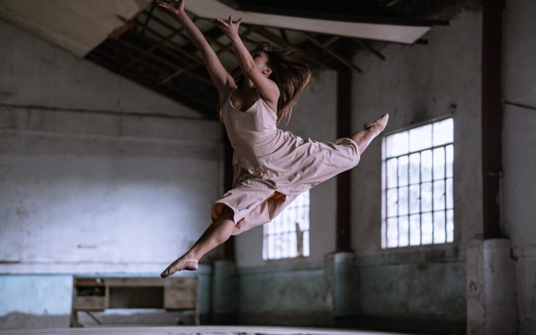 6 Groovy Health Benefits Of Dancing (And 8 Routines You Can Do At Home)